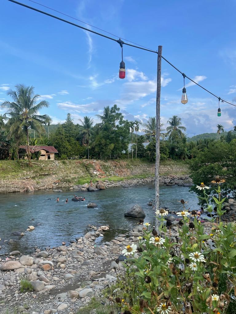 Desa Blang Awe memiliki sungai dengan bebatuan yang cukup indah. Sungai ini merupakan objek wisata.