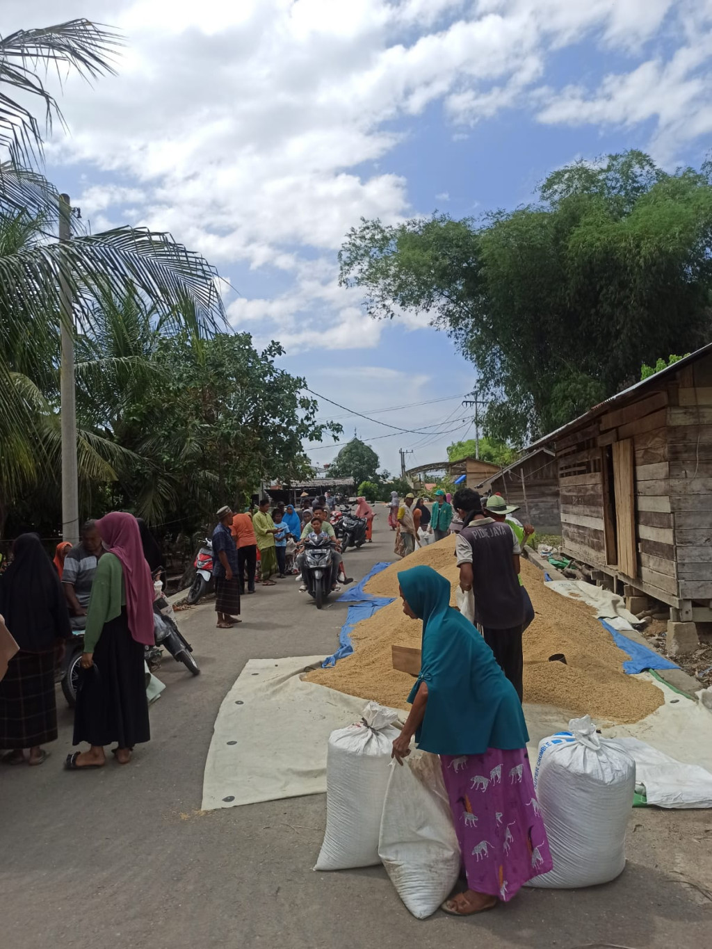 Zakat Padi, salah satu budaya dari desa Blang Awe, dibagikan kepada warga fakir miskin. 