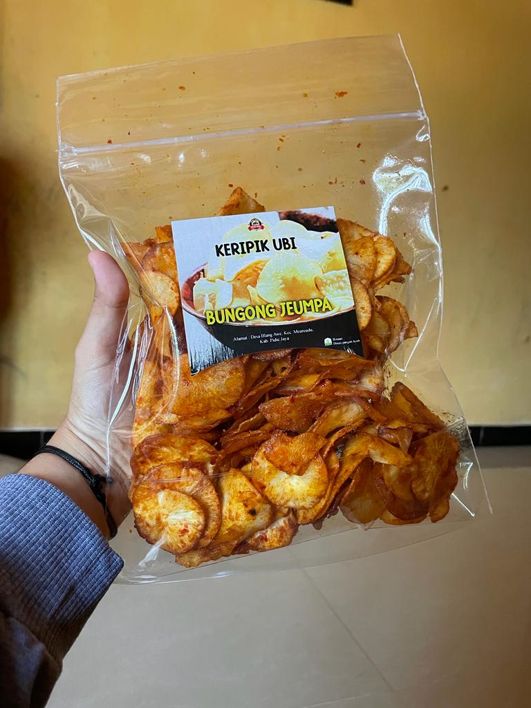 Salah satu produk olahan gampong Blang Awe adalah Keripik Ubi, dengan nama produk "Bungong Jeumpa".